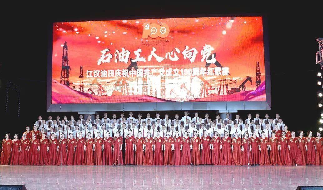 陈红瘦太狠！穿抹胸裙差点挂不住了，难怪身旁的孙红雷都乐开了花