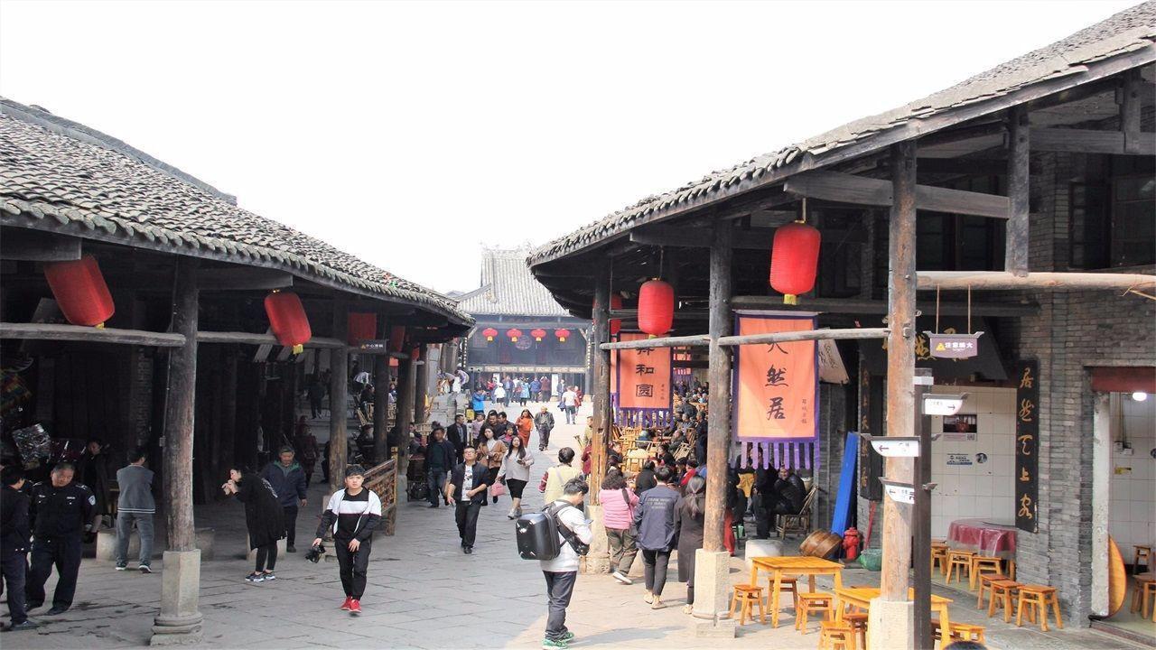 在上班时同事关系重要还是业绩重要？游戏画面
